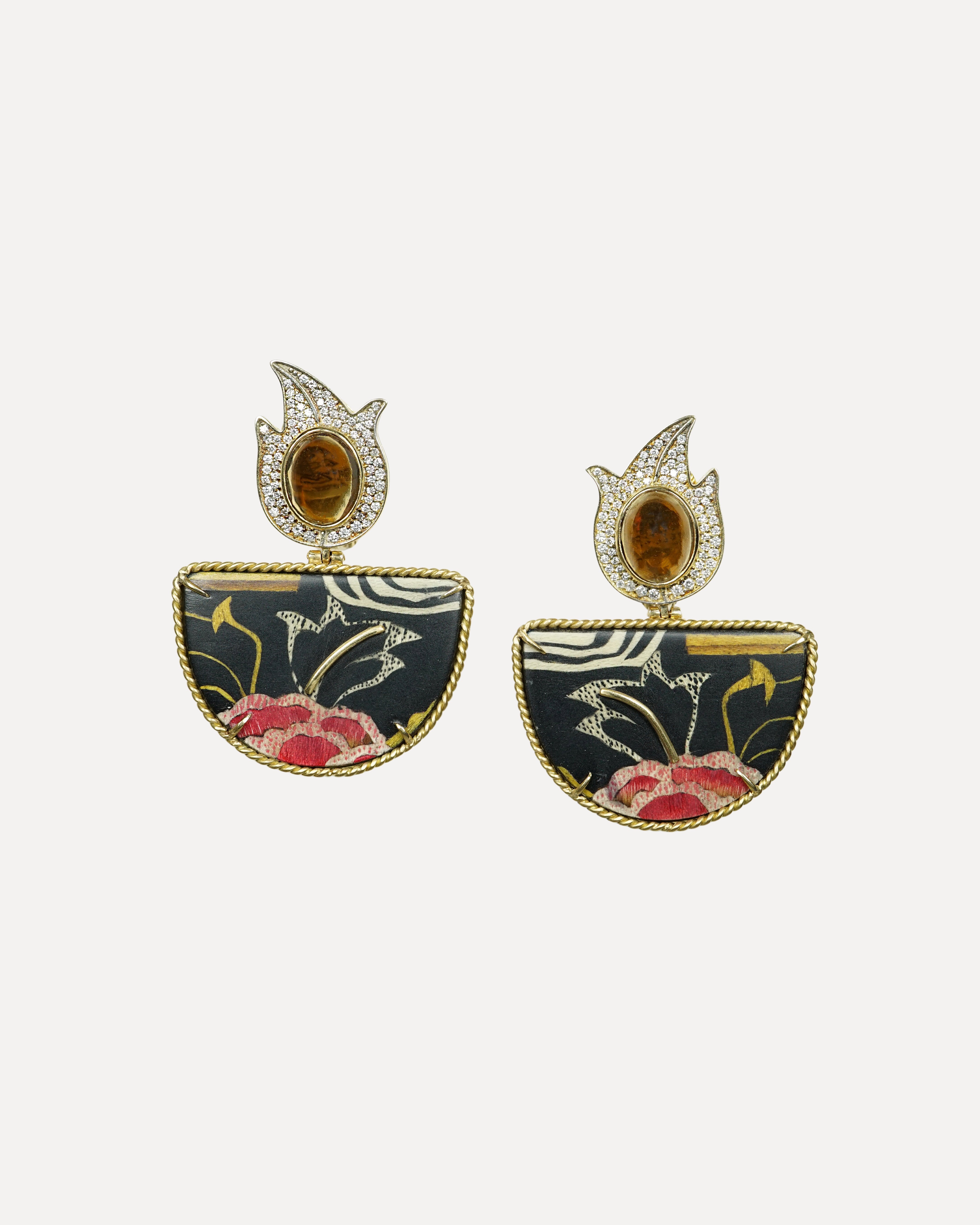 Marquetry earrings with halfmoon format