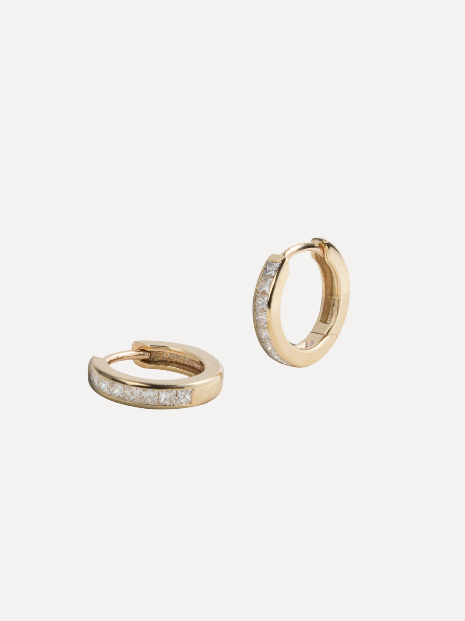 Carré Cut Huggy Hoops